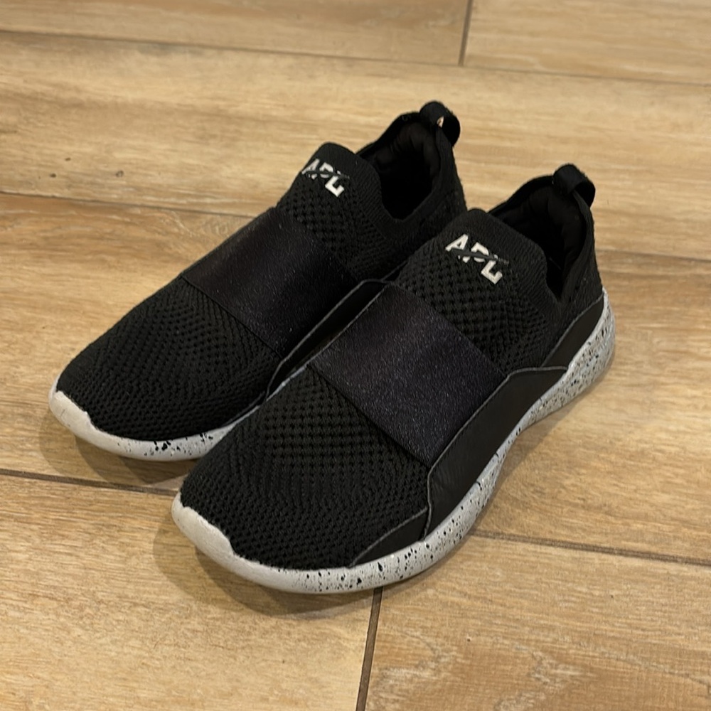 APL shows US size 4 - Picture 2 of 8